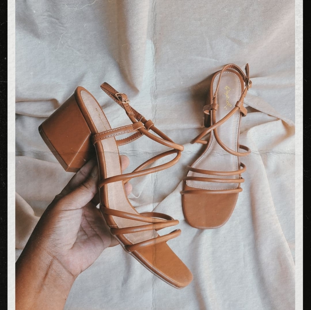 🚨LAST PAIR// Tan Strappy Sandal - Picture 3 of 5